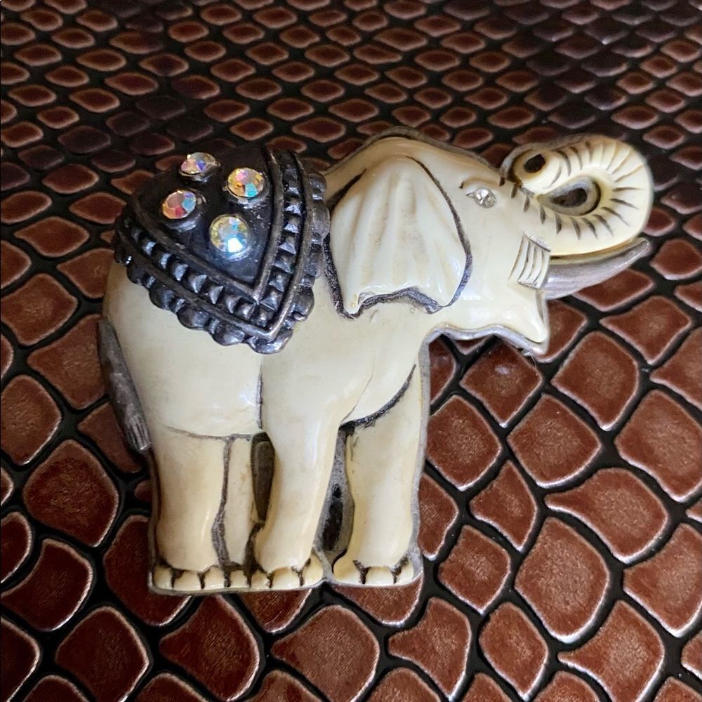 𝅺VINTAGE elephant brooch 